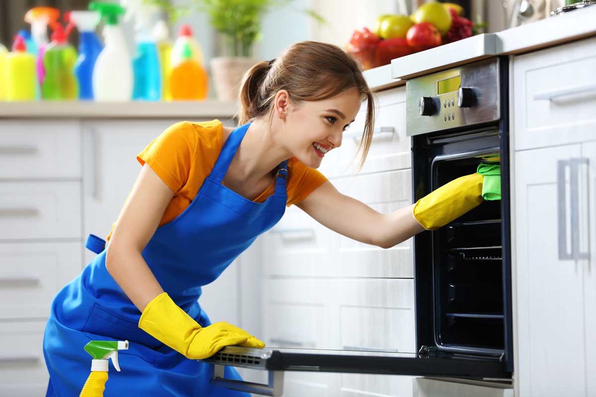 Come pulire il forno, dai detergenti al bicarbonato: cosa serve