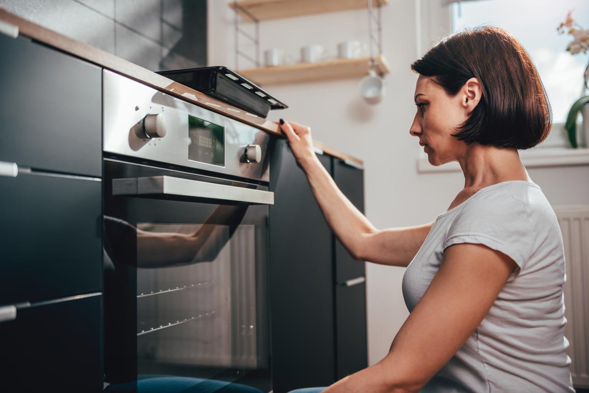 Come scegliere il forno a microonde: vantaggi e alimenti da non cucinare