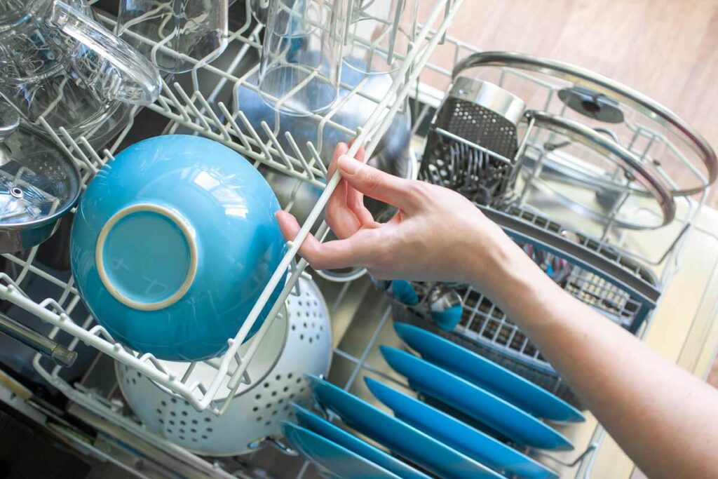 Pulizia lavastoviglie in modo naturale: 5 consigli