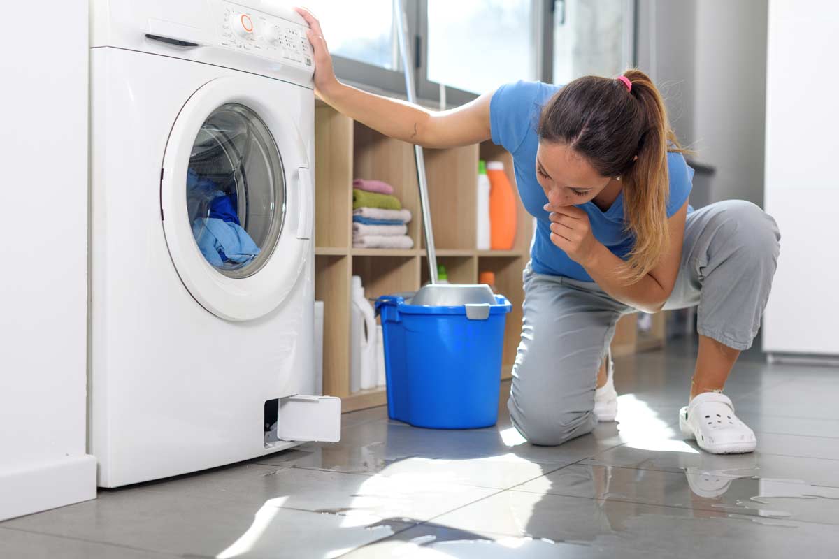 Perché la lavatrice perde acqua da sotto? Scopri le cause e le soluzioni